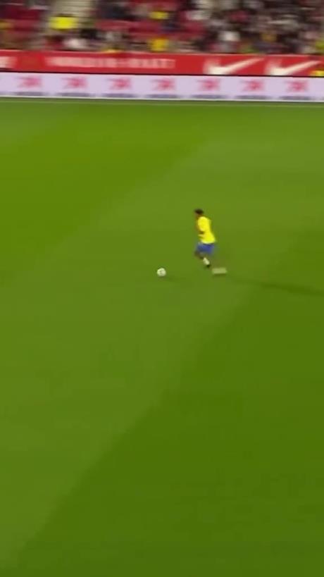 45歲還開掛！小羅再現牛尾巴過人，微笑單挑門將輕鬆打進